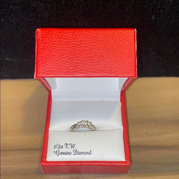 10K white gold diamond ring - Picture 3 of 7